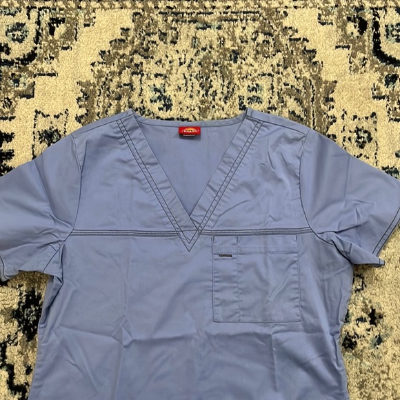 💰3 items for $25 🏷 Women Dickies Ceil Blue Scrub Top fits like a Small/Medium - Picture 5 of 9